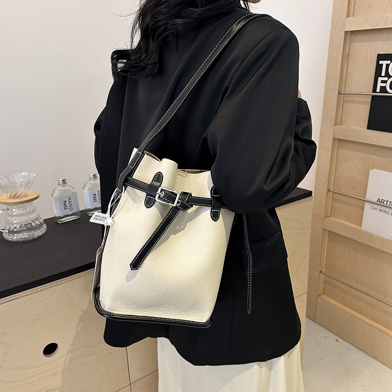 Women's Medium Pu Leather Solid Color Streetwear Sewing Thread Magnetic Buckle Crossbody Bag display picture 6