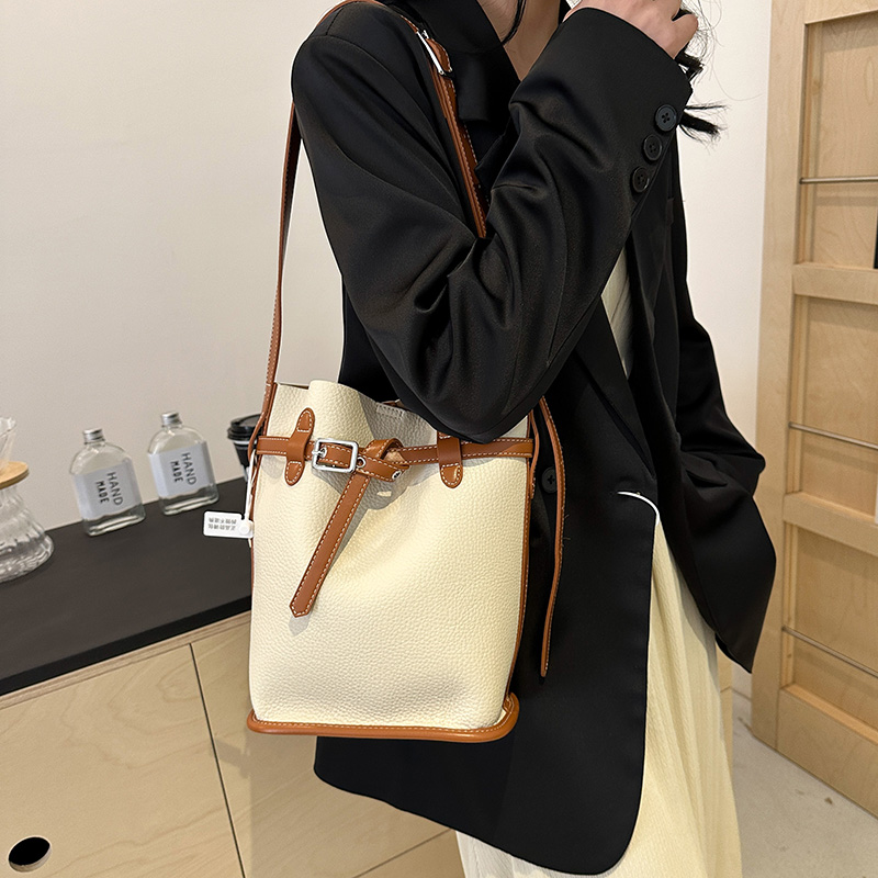 Women's Medium Pu Leather Solid Color Streetwear Sewing Thread Magnetic Buckle Crossbody Bag display picture 8