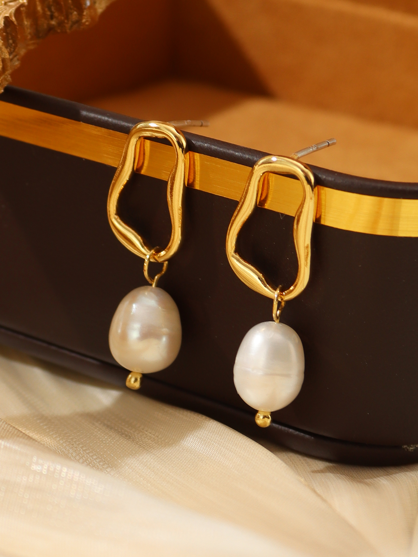 1 Pair Simple Style Classic Style Solid Color Freshwater Pearl Copper Alloy Drop Earrings display picture 1