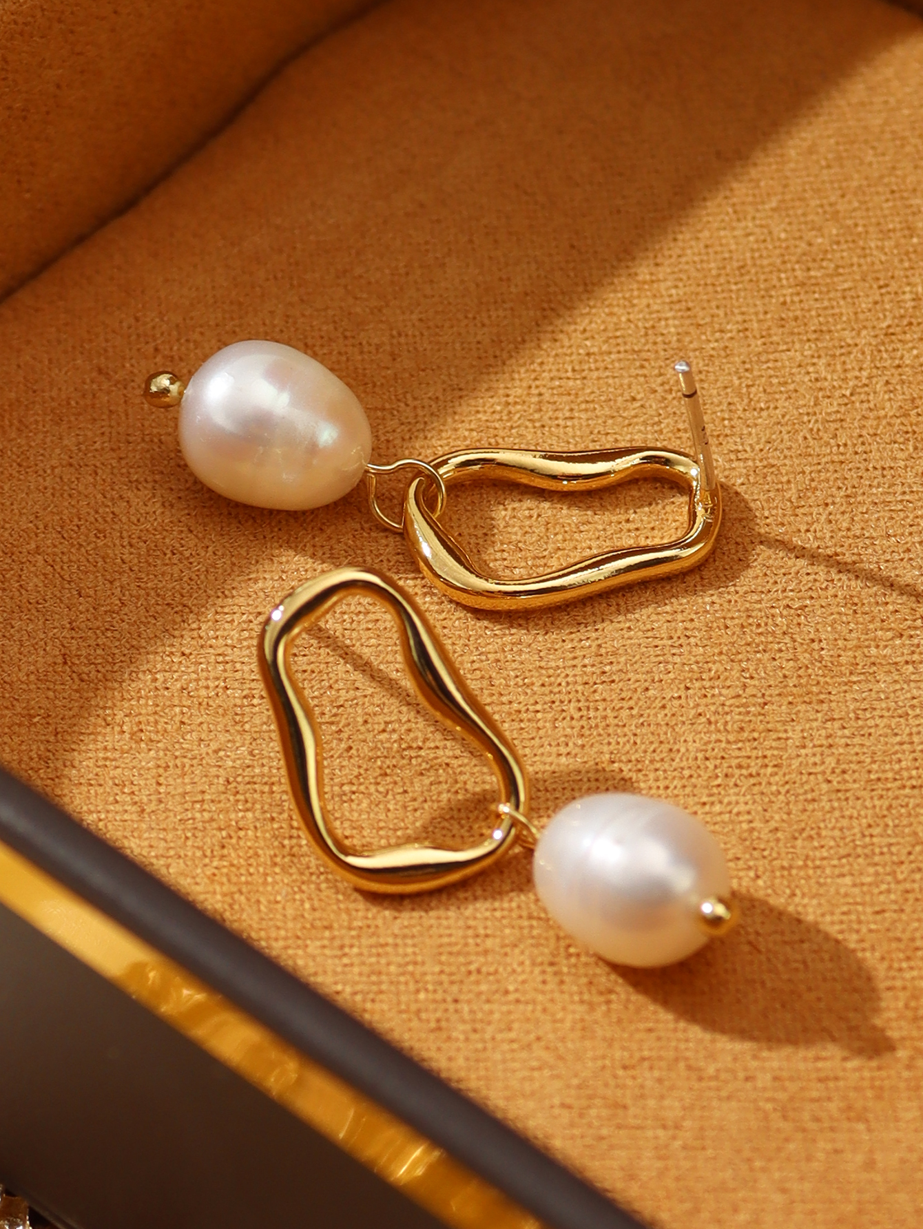 1 Pair Simple Style Classic Style Solid Color Freshwater Pearl Copper Alloy Drop Earrings display picture 3