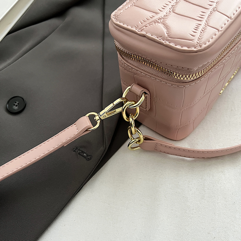Women's Medium Pu Leather Solid Color Vintage Style Classic Style Sewing Thread Zipper Crossbody Bag display picture 1