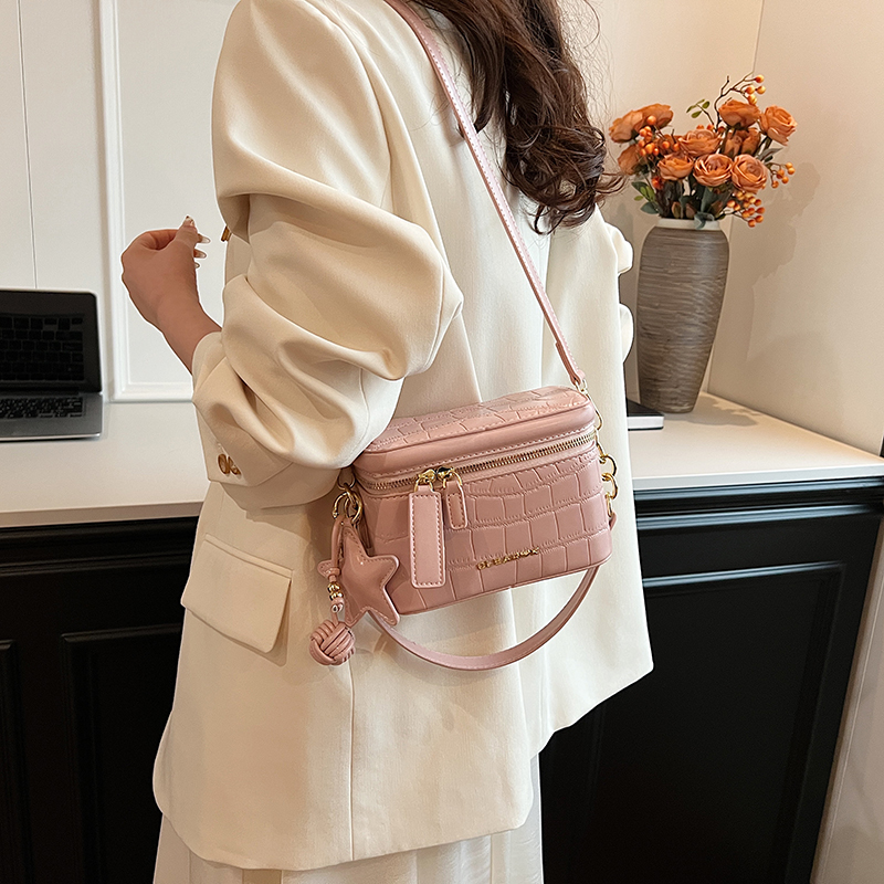 Women's Medium Pu Leather Solid Color Vintage Style Classic Style Sewing Thread Zipper Crossbody Bag display picture 13