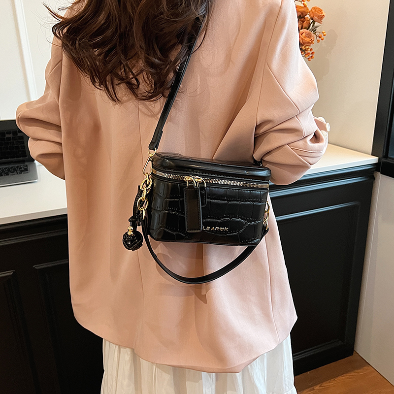 Women's Medium Pu Leather Solid Color Vintage Style Classic Style Sewing Thread Zipper Crossbody Bag display picture 11