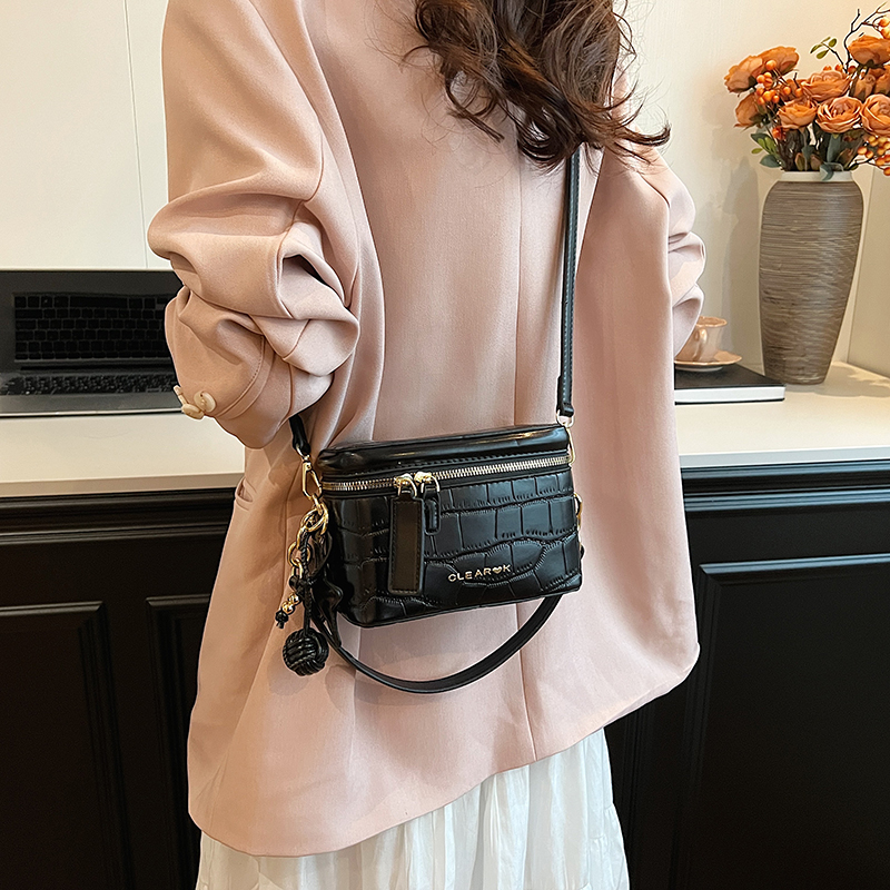 Women's Medium Pu Leather Solid Color Vintage Style Classic Style Sewing Thread Zipper Crossbody Bag display picture 14