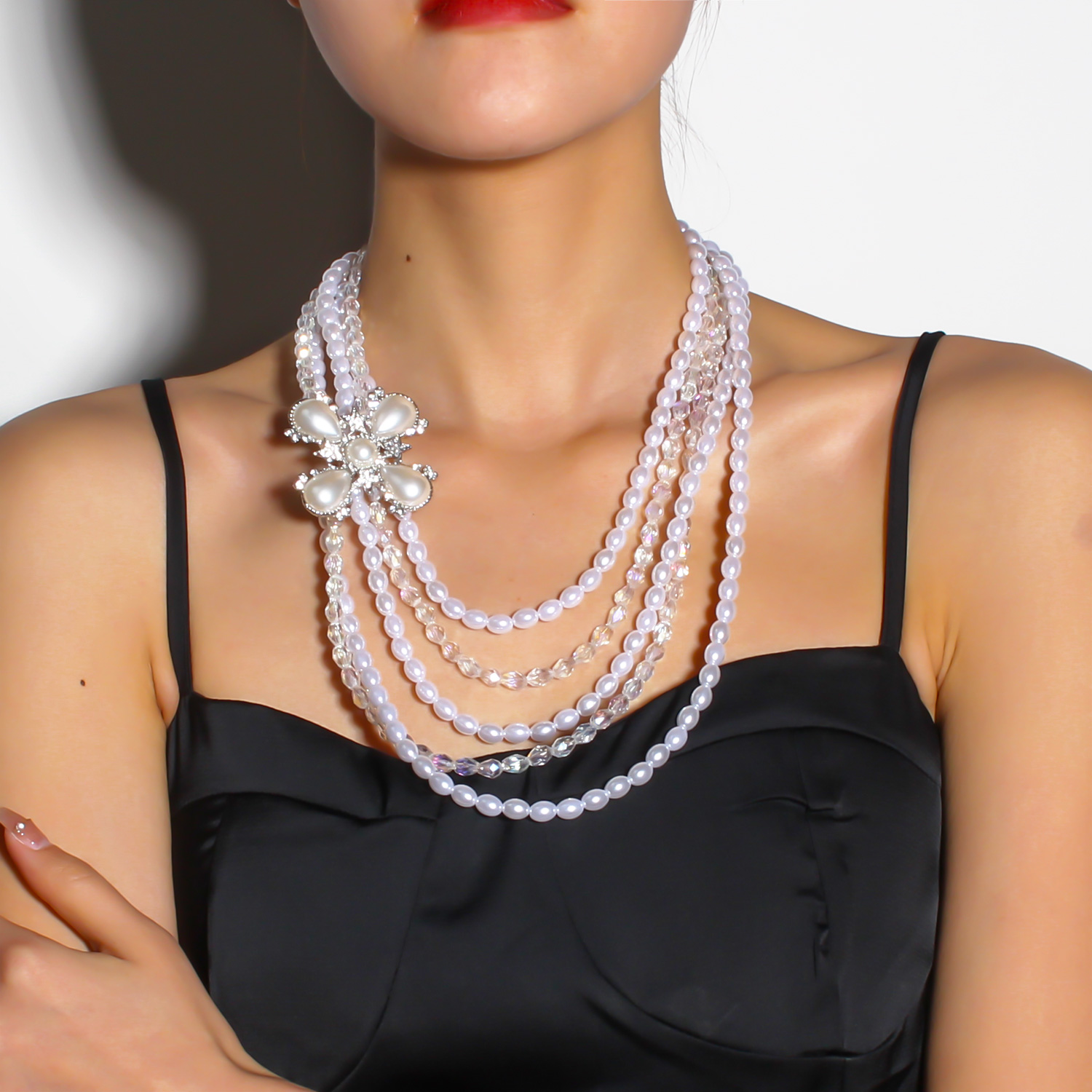 Großhandel Schmuck Elegant Einfacher Stil Blume Kunststoff Zinklegierung Harz Versilbert Perlen Inlay Pulloverkette Halskette display picture 4