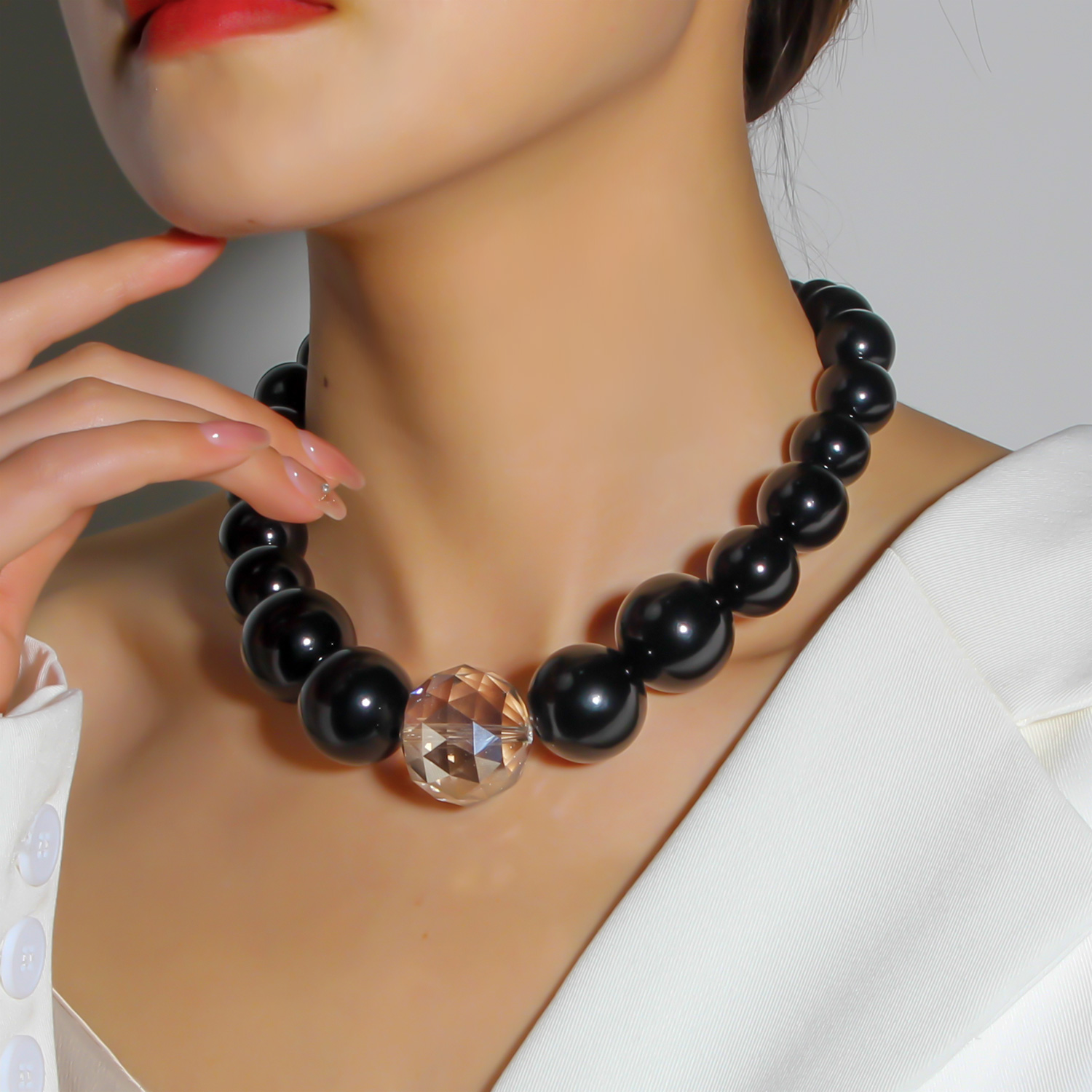 Wholesale Jewelry Simple Style Solid Color Oversized Round Plastic Beaded Necklace display picture 3