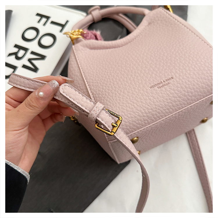 Women's Medium Pu Leather Solid Color Classic Style Streetwear Zipper Crossbody Bag display picture 7