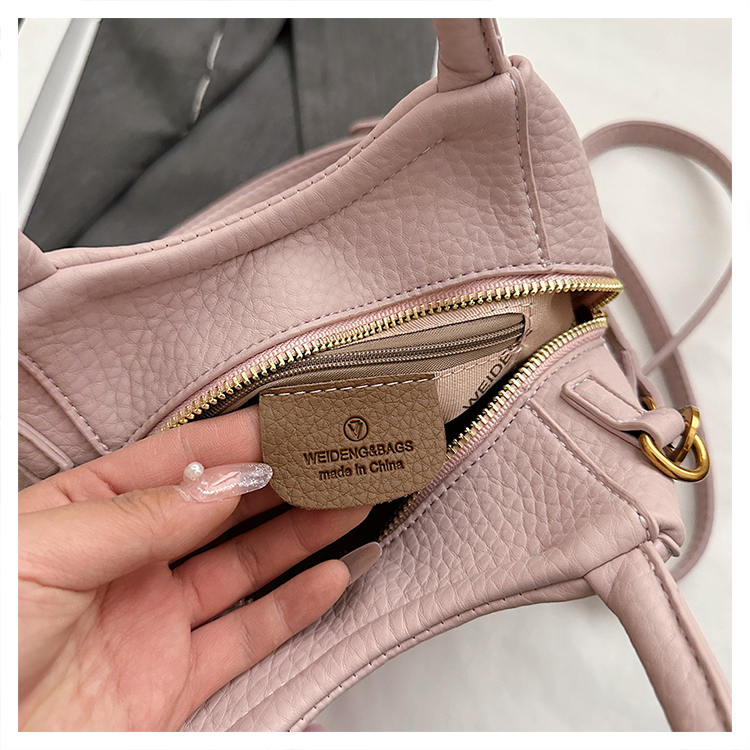 Women's Medium Pu Leather Solid Color Classic Style Streetwear Zipper Crossbody Bag display picture 8