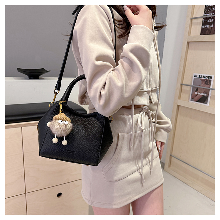 Women's Medium Pu Leather Solid Color Classic Style Streetwear Zipper Crossbody Bag display picture 14