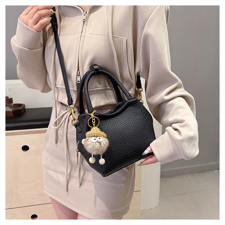 Women's Medium Pu Leather Solid Color Classic Style Streetwear Zipper Crossbody Bag display picture 9