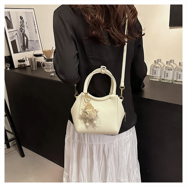 Women's Medium Pu Leather Solid Color Classic Style Streetwear Zipper Crossbody Bag display picture 11