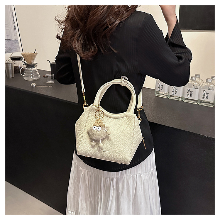 Women's Medium Pu Leather Solid Color Classic Style Streetwear Zipper Crossbody Bag display picture 12