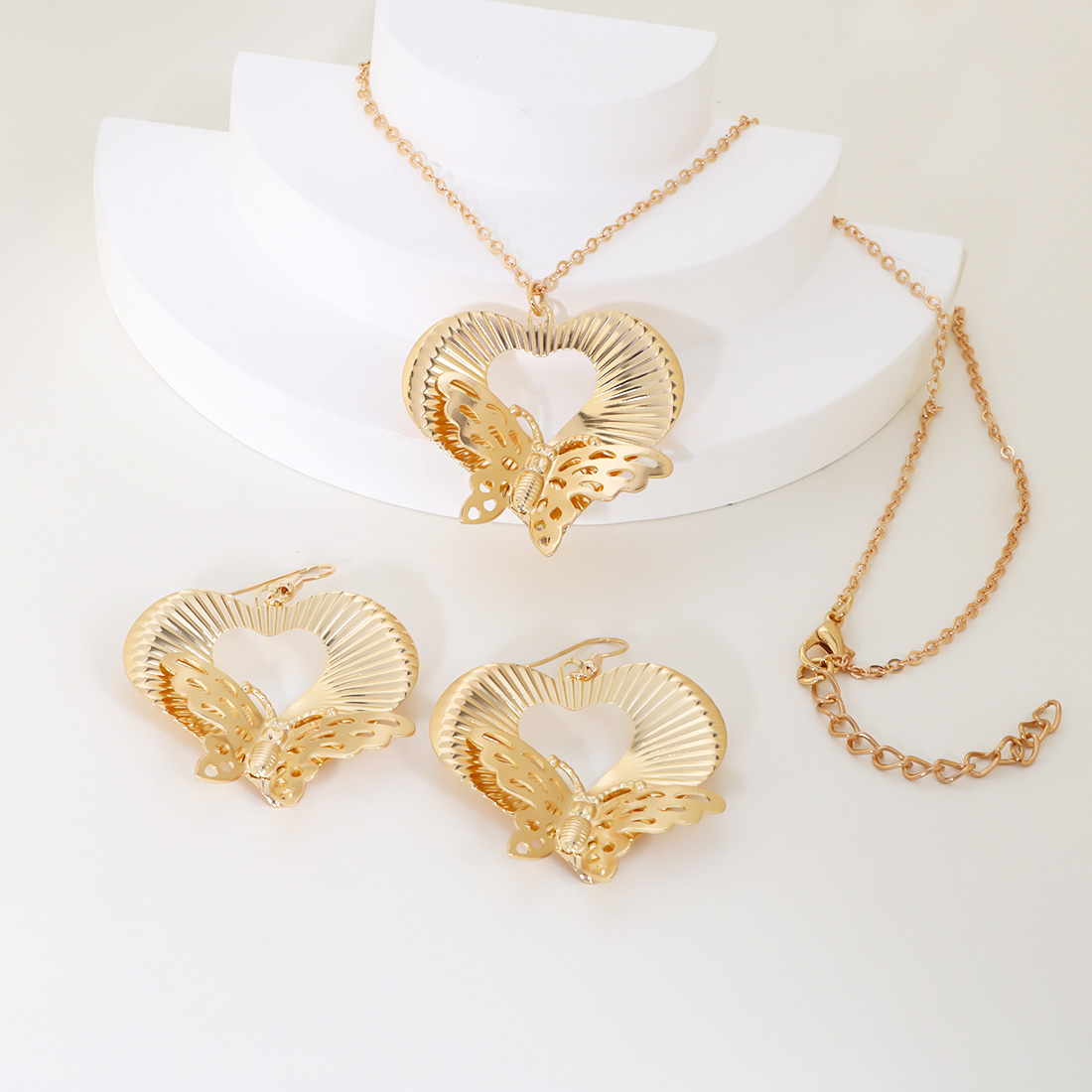 Elegant Simple Style Heart Shape Butterfly Iron Gold Plated Women's Jewelry Set display picture 3