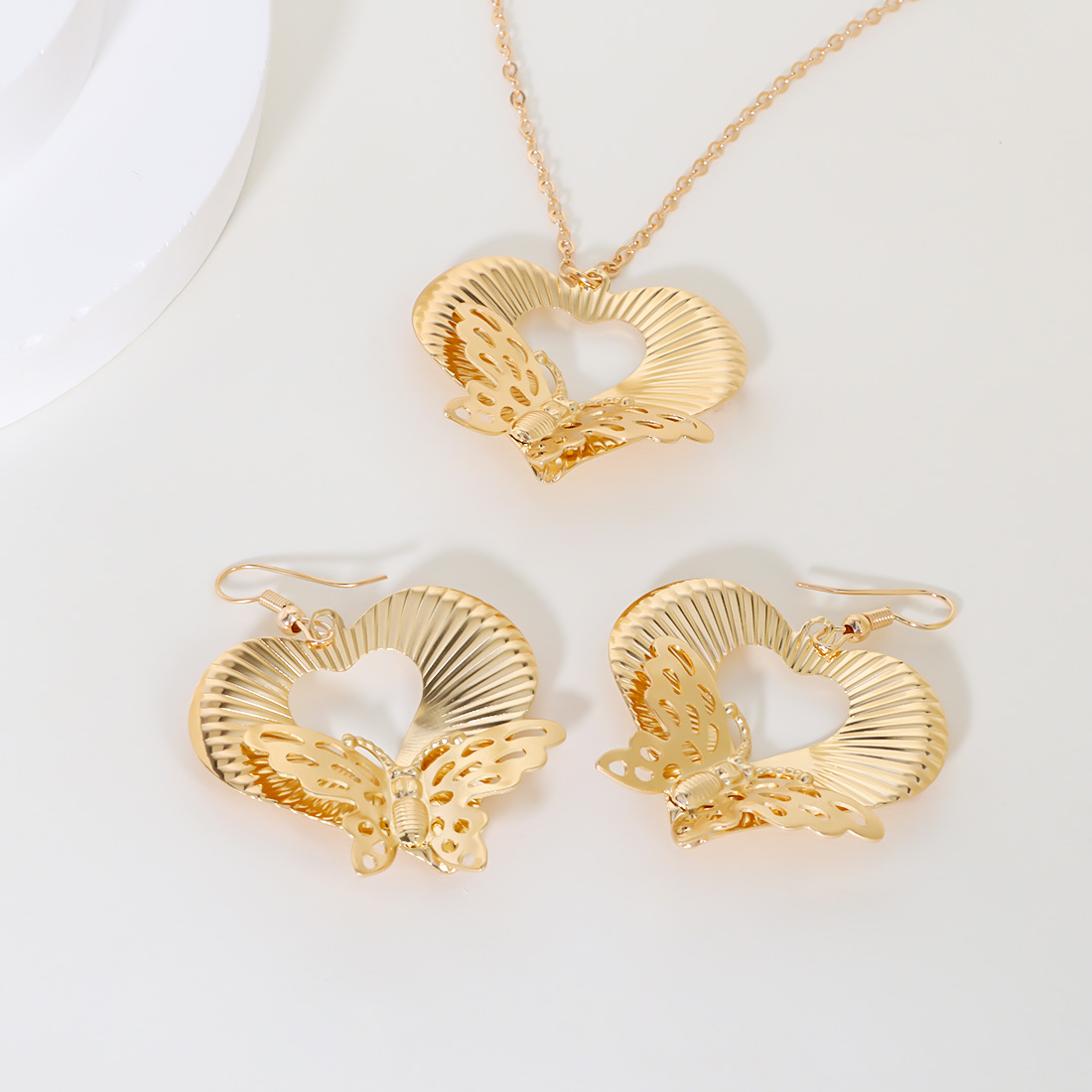 Elegant Simple Style Heart Shape Butterfly Iron Gold Plated Women's Jewelry Set display picture 6