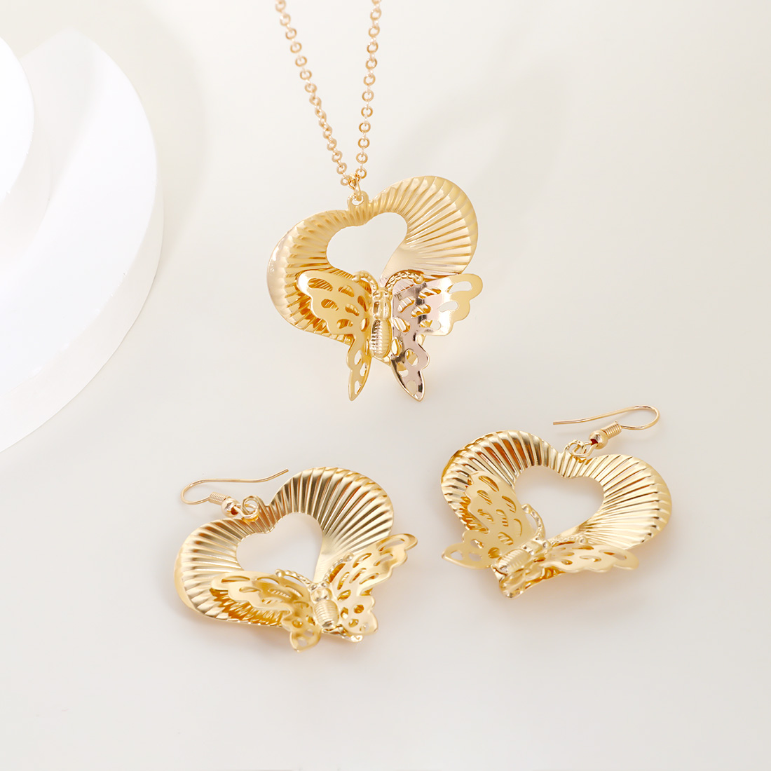 Elegant Simple Style Heart Shape Butterfly Iron Gold Plated Women's Jewelry Set display picture 7