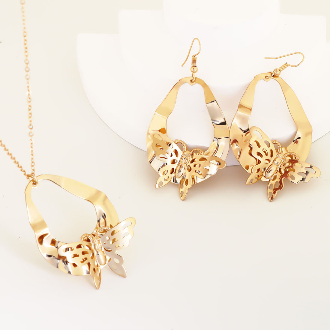 Elegant Simple Style Butterfly Iron Gold Plated Women's Jewelry Set display picture 3