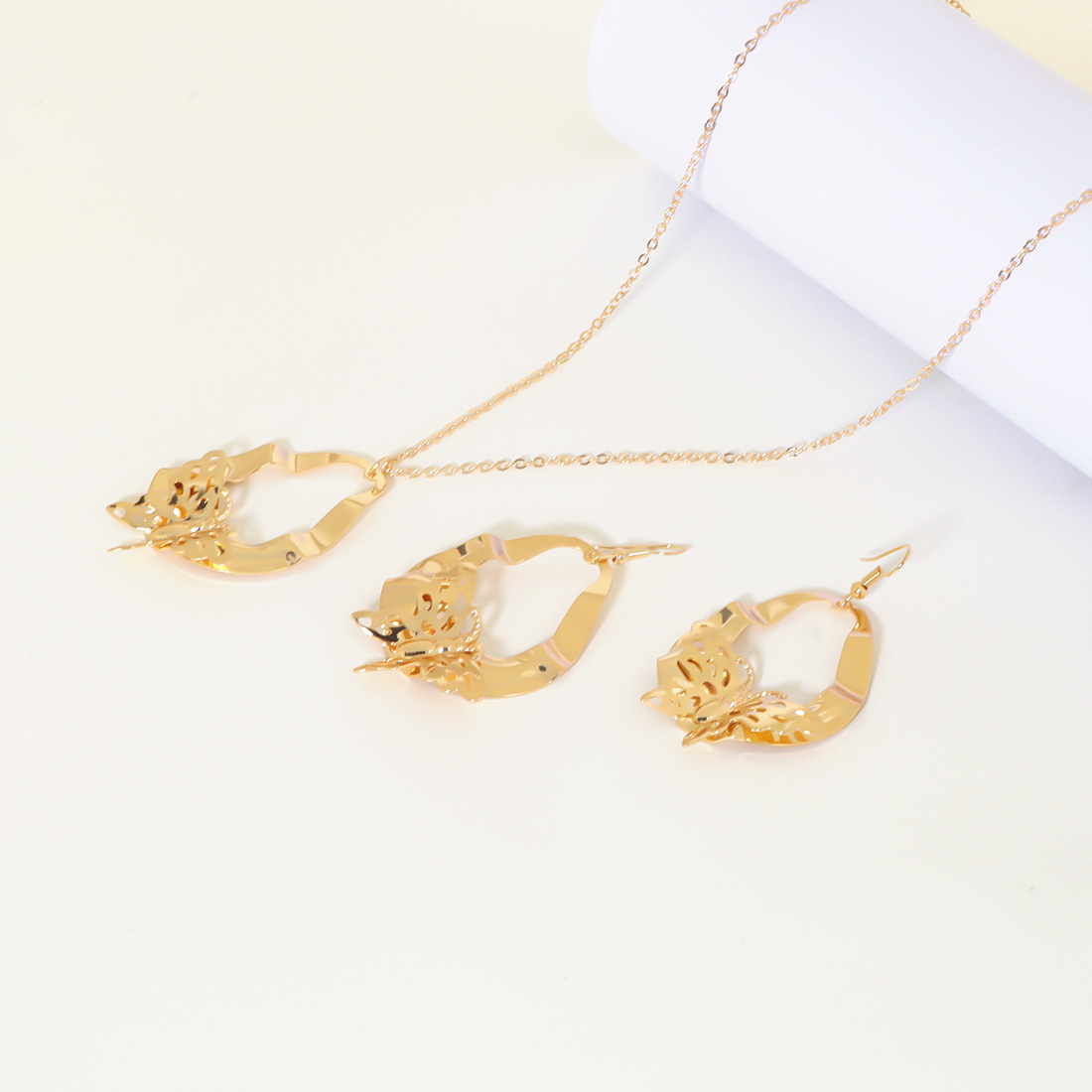 Elegant Simple Style Butterfly Iron Gold Plated Women's Jewelry Set display picture 6