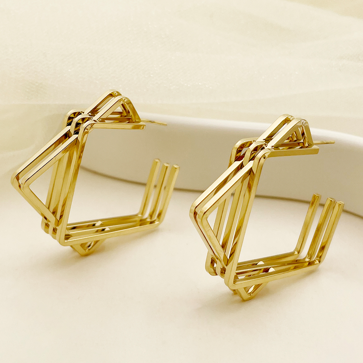 1 Pair Modern Style Simple Style Quadrilateral Solid Color Plating 304 Stainless Steel 14K Gold Plated Hoop Earrings display picture 3
