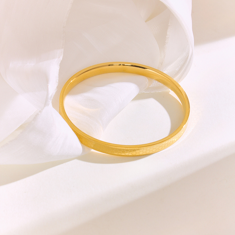304 Stainless Steel 18K Gold Plated Elegant Basic Classic Style Plating Solid Color Bangle display picture 4