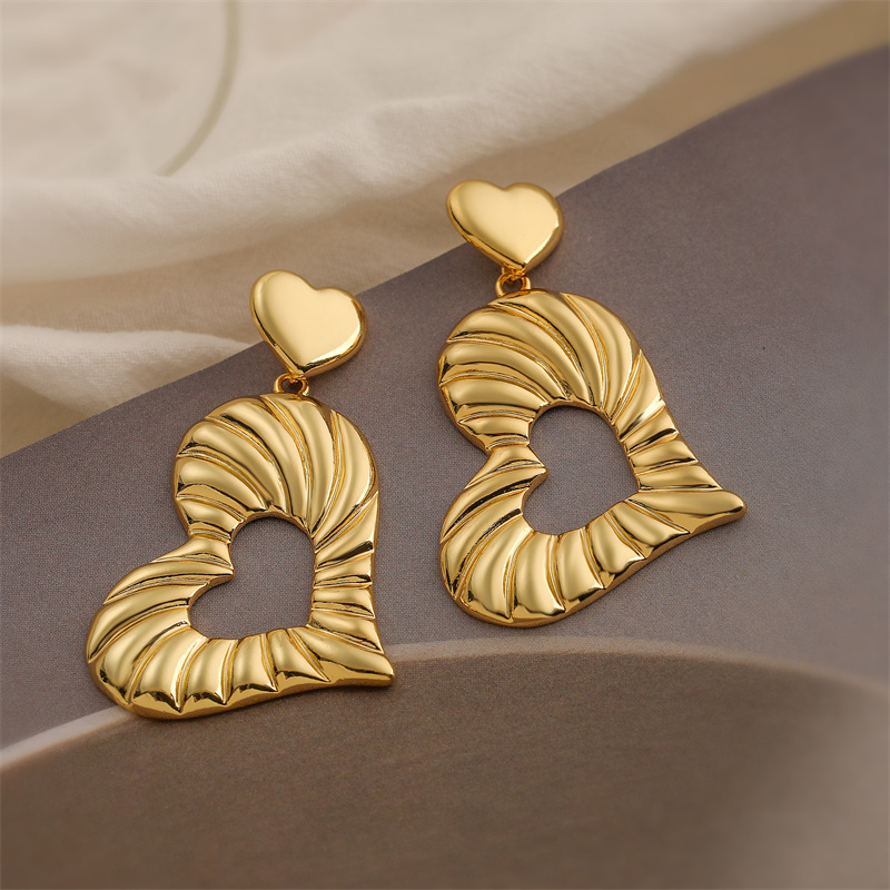 1 Pair Elegant Streetwear Heart Shape Plating Copper Gold Plated Ear Studs display picture 3