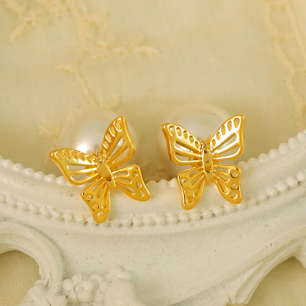 1 Pair Princess French Style Sweet Butterfly Hollow Out Inlay Copper Pearl 14K Gold Plated Ear Studs display picture 3