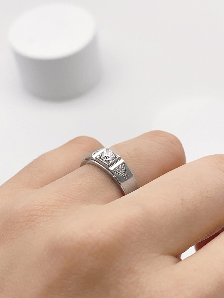 Man's Ring 18K Ring Main Stone 0.204ct Auxiliary Stone 12p0.042ct Total Weight 3.73G Net Weight 3.68G display picture 5