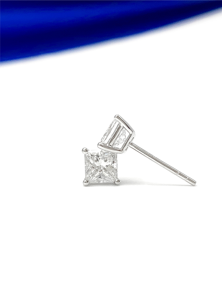 White Diamond Four-Claw Ohr Stecker Mit Einem Paar Von 2 1ct Gesamtgewicht Von 0,85G display picture 2