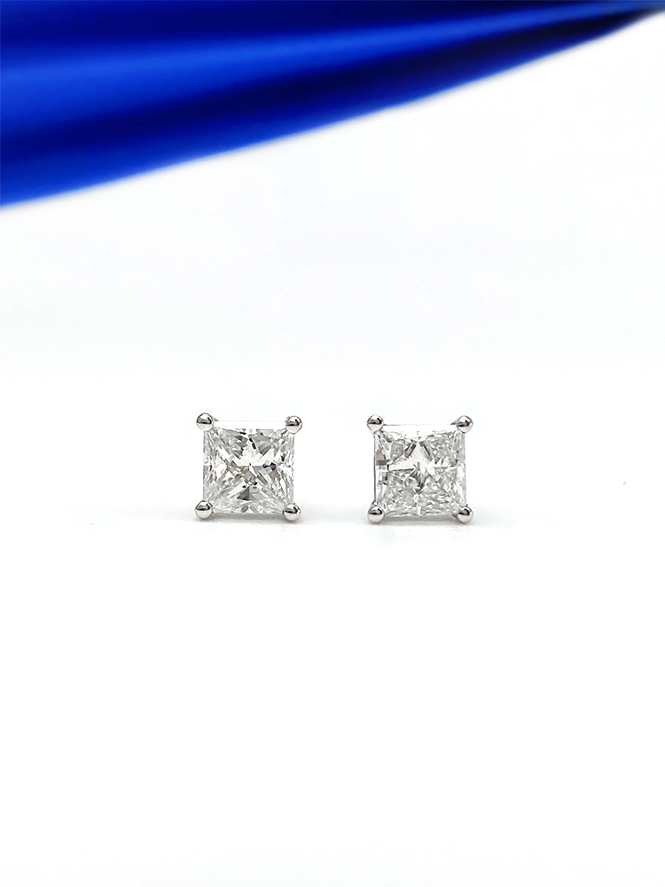 White Diamond Four-Claw Ohr Stecker Mit Einem Paar Von 2 1ct Gesamtgewicht Von 0,85G display picture 1