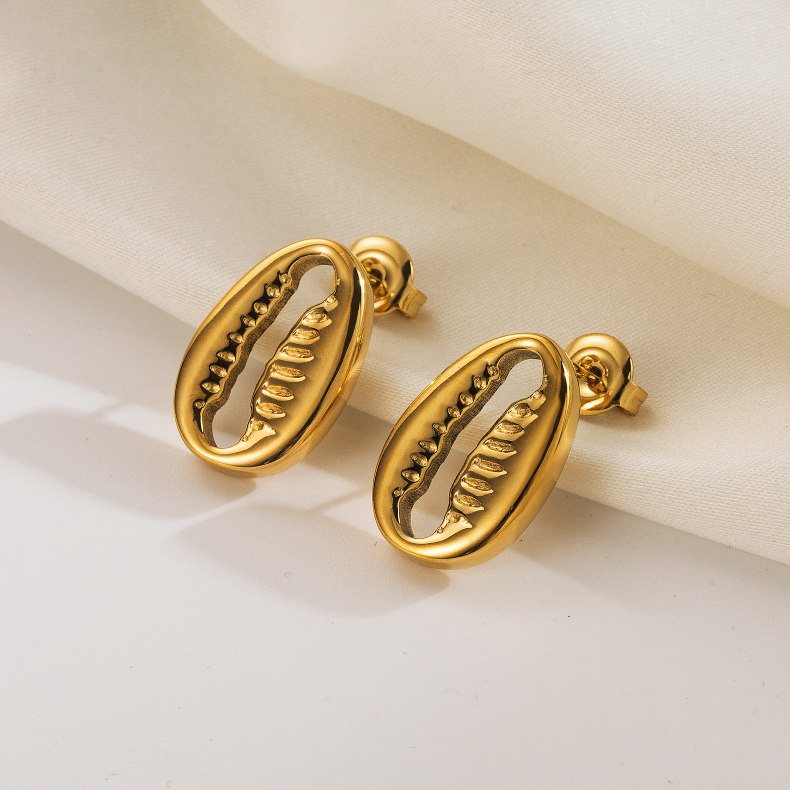 1 Pair Simple Style Commute Solid Color Hollow Out 304 Stainless Steel 14K Gold Plated Ear Studs display picture 3