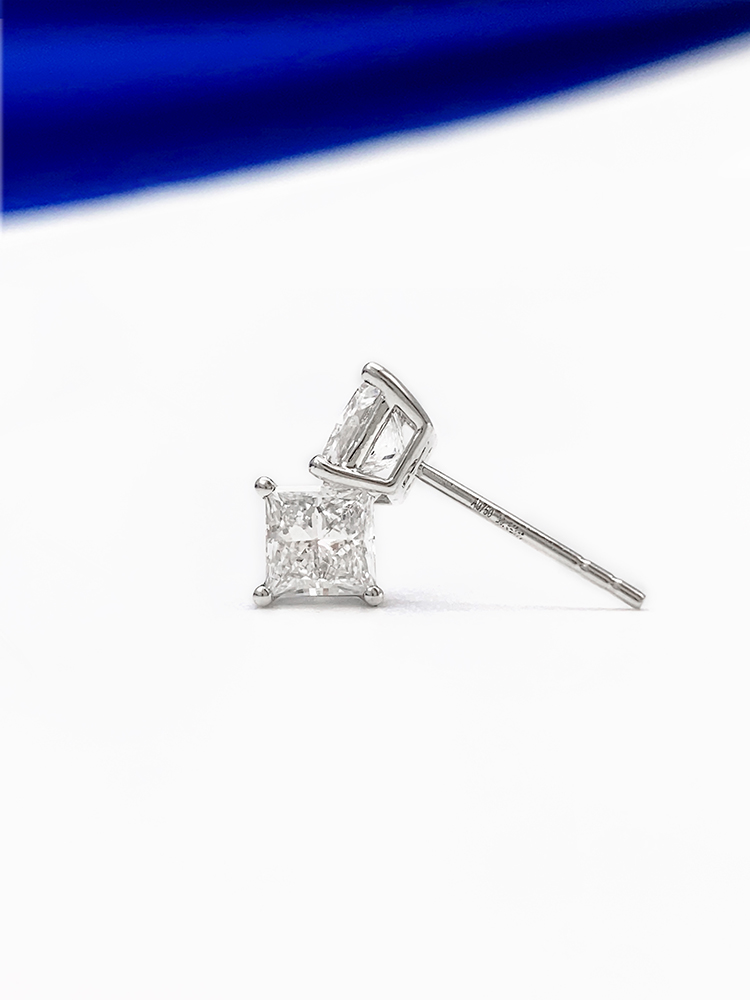White Diamond Four-Claw Ohr Stecker Mit Einem Paar Von 2 1ct Gesamtgewicht Von 0,85G display picture 5