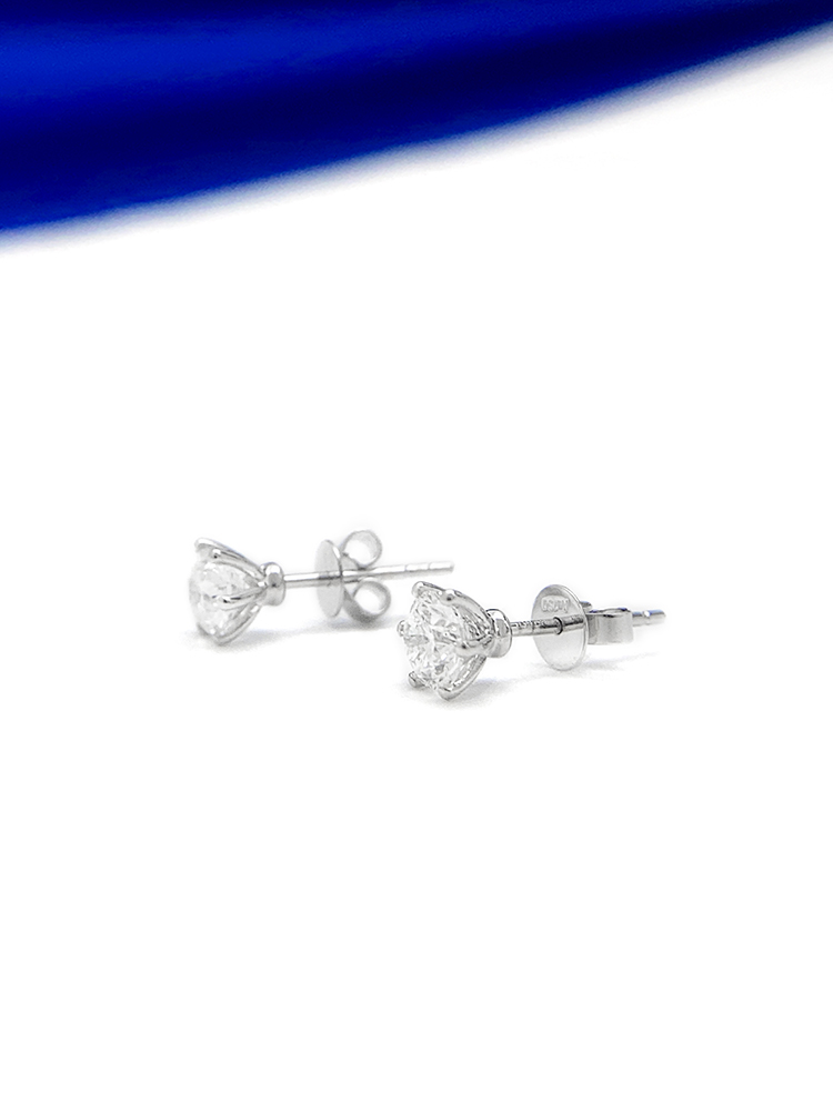A Pair Of Six-Claw Ear Studs 18K Main Stone 0.506ct Auxiliary Stone 0.502ct Total Weight 1.14G Net Weight 0.93 display picture 1