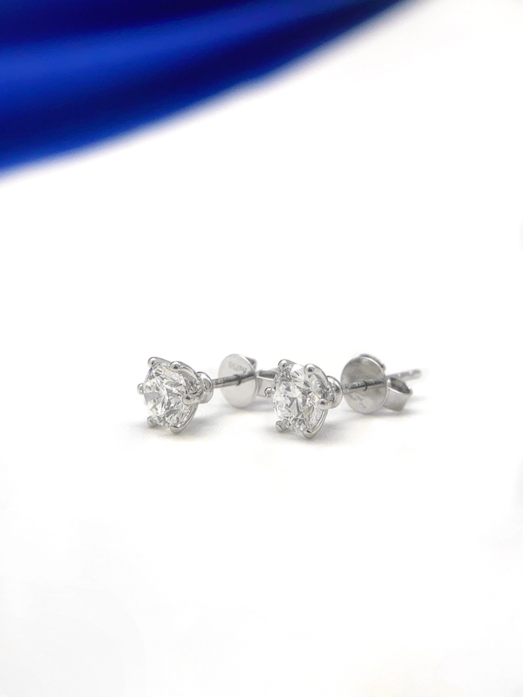 A Pair Of Six-Claw Ear Studs 18K Main Stone 0.506ct Auxiliary Stone 0.502ct Total Weight 1.14G Net Weight 0.93 display picture 3