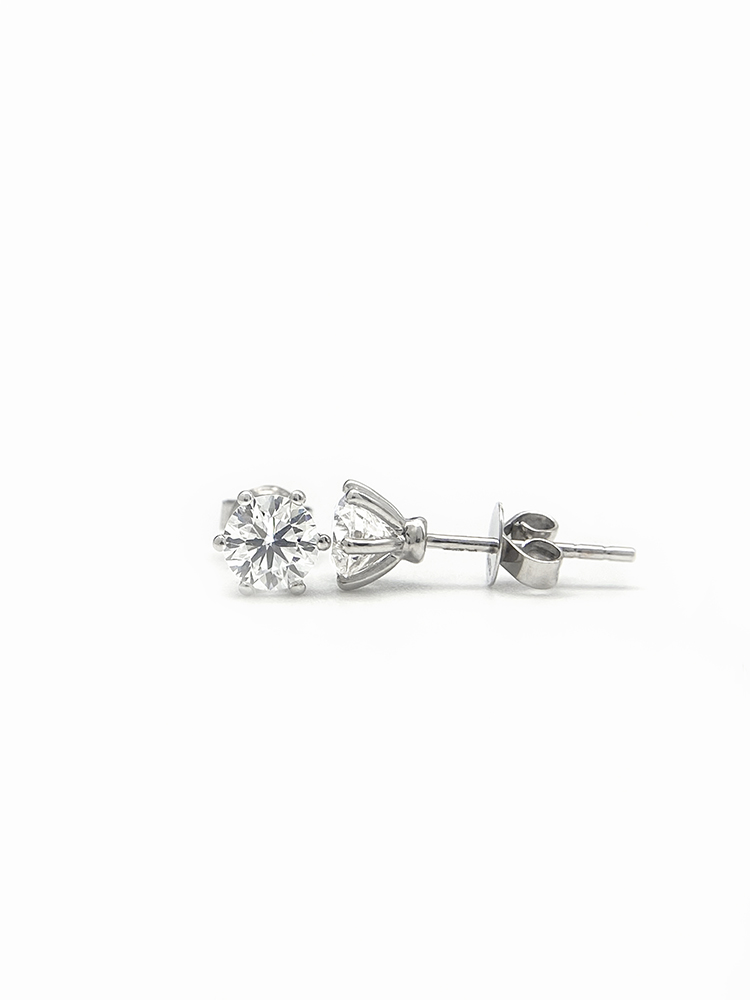 A Pair Of Six-Claw Ear Studs 18K Main Stone 0.506ct Auxiliary Stone 0.502ct Total Weight 1.14G Net Weight 0.93 display picture 4