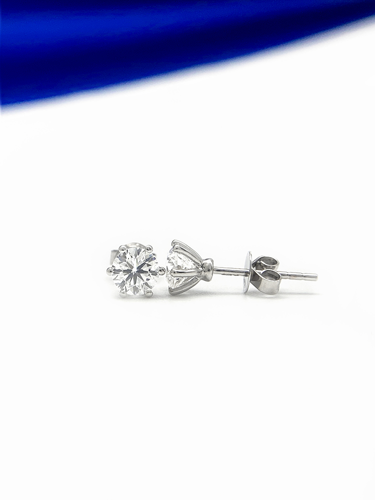 A Pair Of Six-Claw Ear Studs 18K Main Stone 0.506ct Auxiliary Stone 0.502ct Total Weight 1.14G Net Weight 0.93 display picture 5