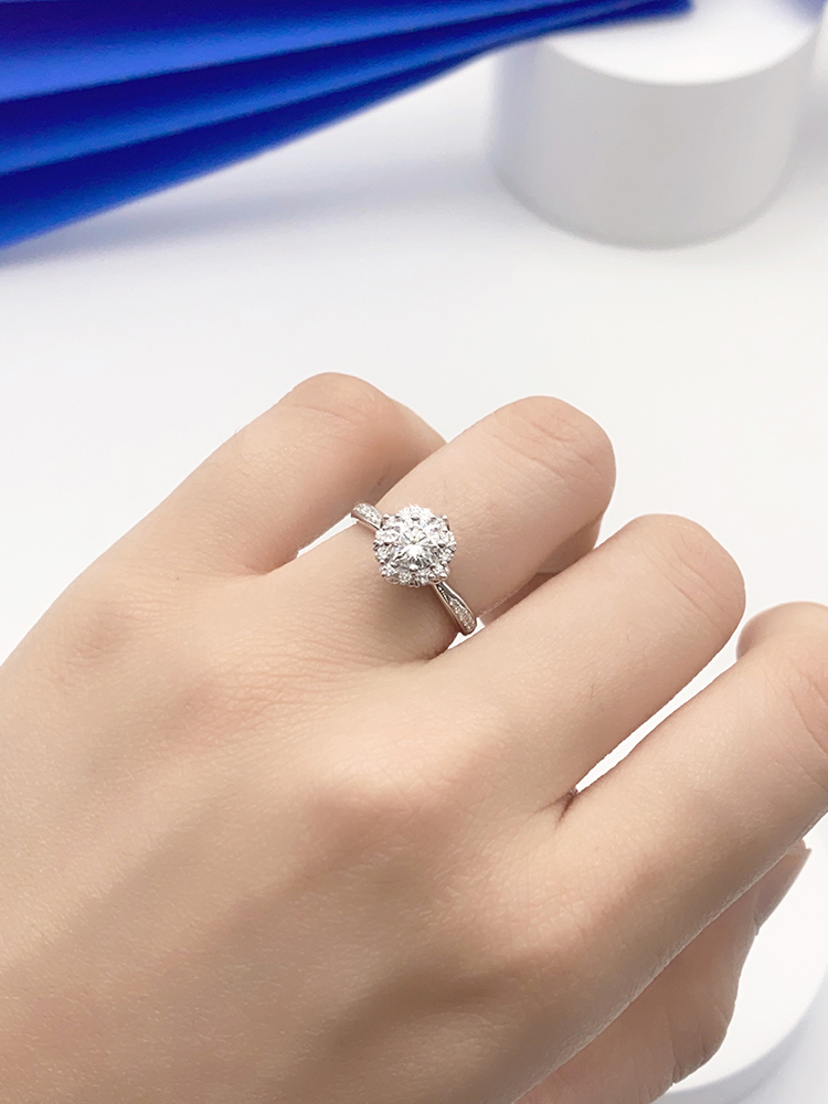 Round Diamond Encircling Main Stone 0.54ct Auxiliary Stone 0.26ct24p Total Weight 3.27G display picture 5