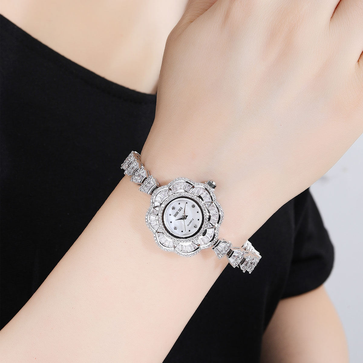 Elegant Luxurious Flower Lathe Buckle Electronic Women's Watches display picture 1