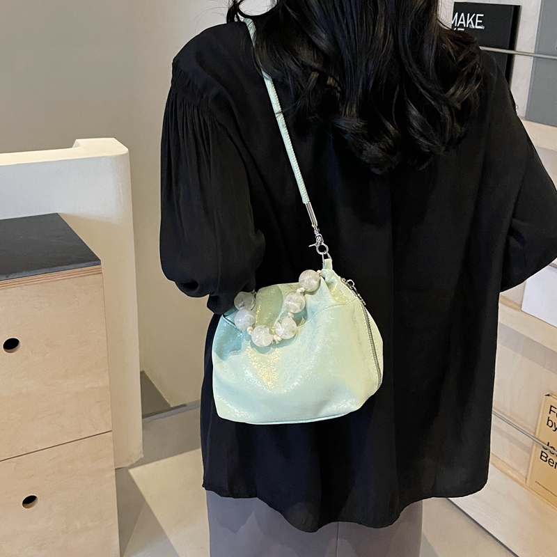 Women's Medium Pu Leather Solid Color Classic Style Beading Bucket Zipper Shoulder Bag display picture 10