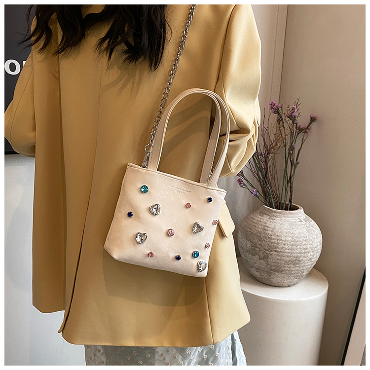 Women's Medium Pu Leather Solid Color Basic Classic Style Sewing Thread Magnetic Buckle Crossbody Bag display picture 9