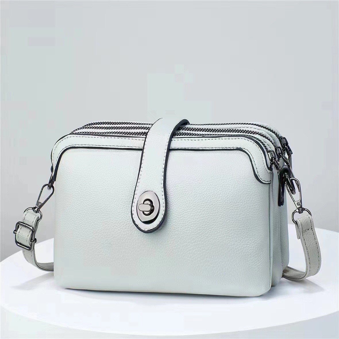 Women's Medium Pu Leather Solid Color Basic Classic Style Zipper Square Bag display picture 3