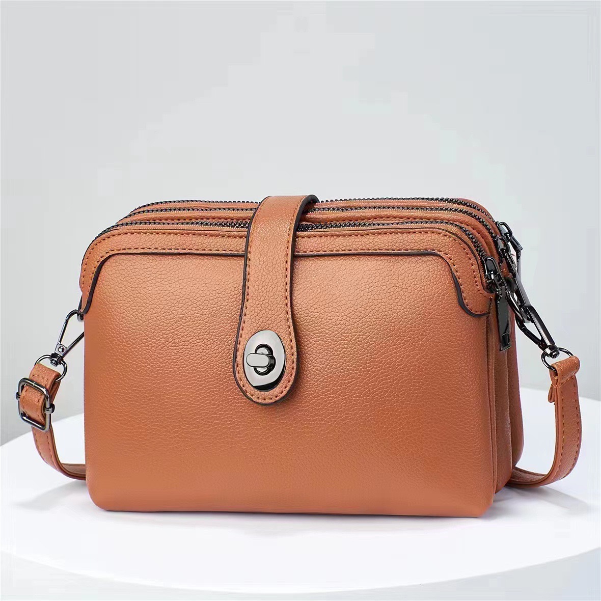 Women's Medium Pu Leather Solid Color Basic Classic Style Zipper Square Bag display picture 8