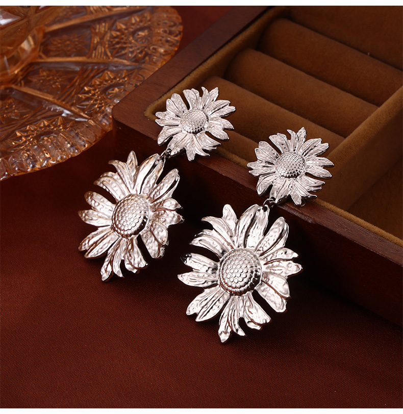 1 Pair Casual Retro Round Heart Shape Flower Plating Inlay 304 Stainless Steel Artificial Pearls 18K Gold Plated Drop Earrings display picture 2
