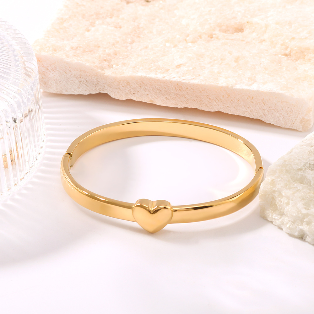 304 Stainless Steel 18K Gold Plated IG Style Simple Style Plating Heart Shape Bangle display picture 3
