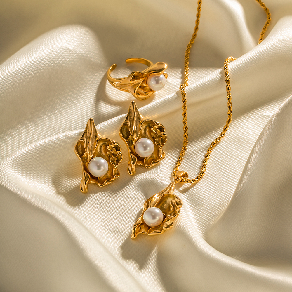 Edelstahl 304 18 Karat Vergoldet Einfacher Stil Klassischer Stil Überzug Inlay Blume Perle Halskette Mit Anhänger display picture 4