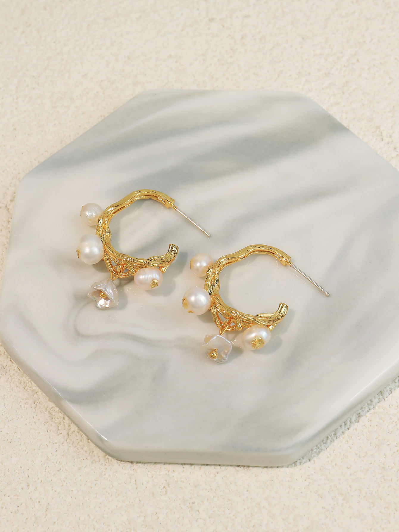 1 Pair Cute Vacation Modern Style C Shape Pearl Copper 18K Gold Plated Ear Studs display picture 1