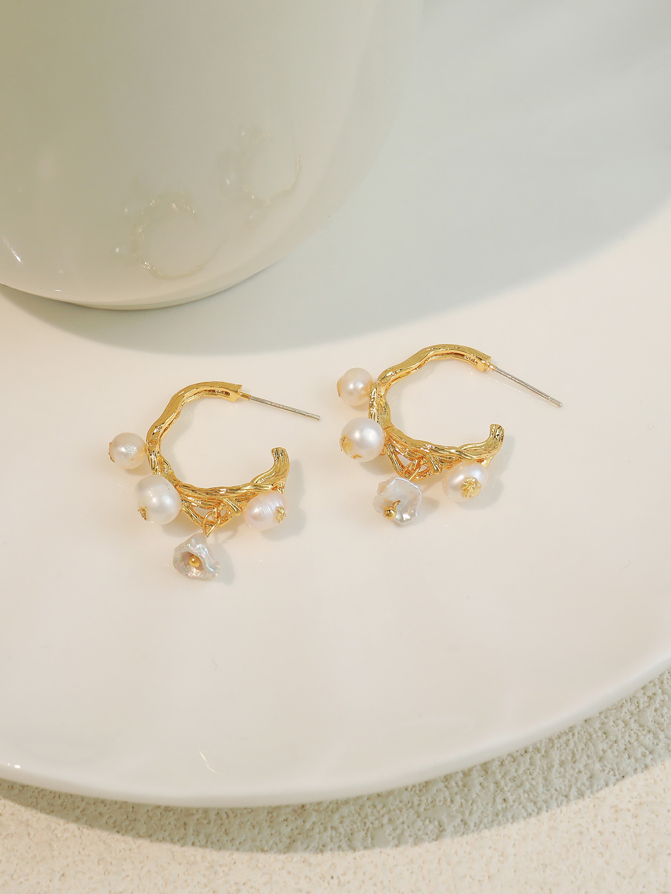 1 Par Lindo Vacaciones Estilo Moderno Forma De C Perla Cobre Chapados en oro de 18k Pendientes display picture 2