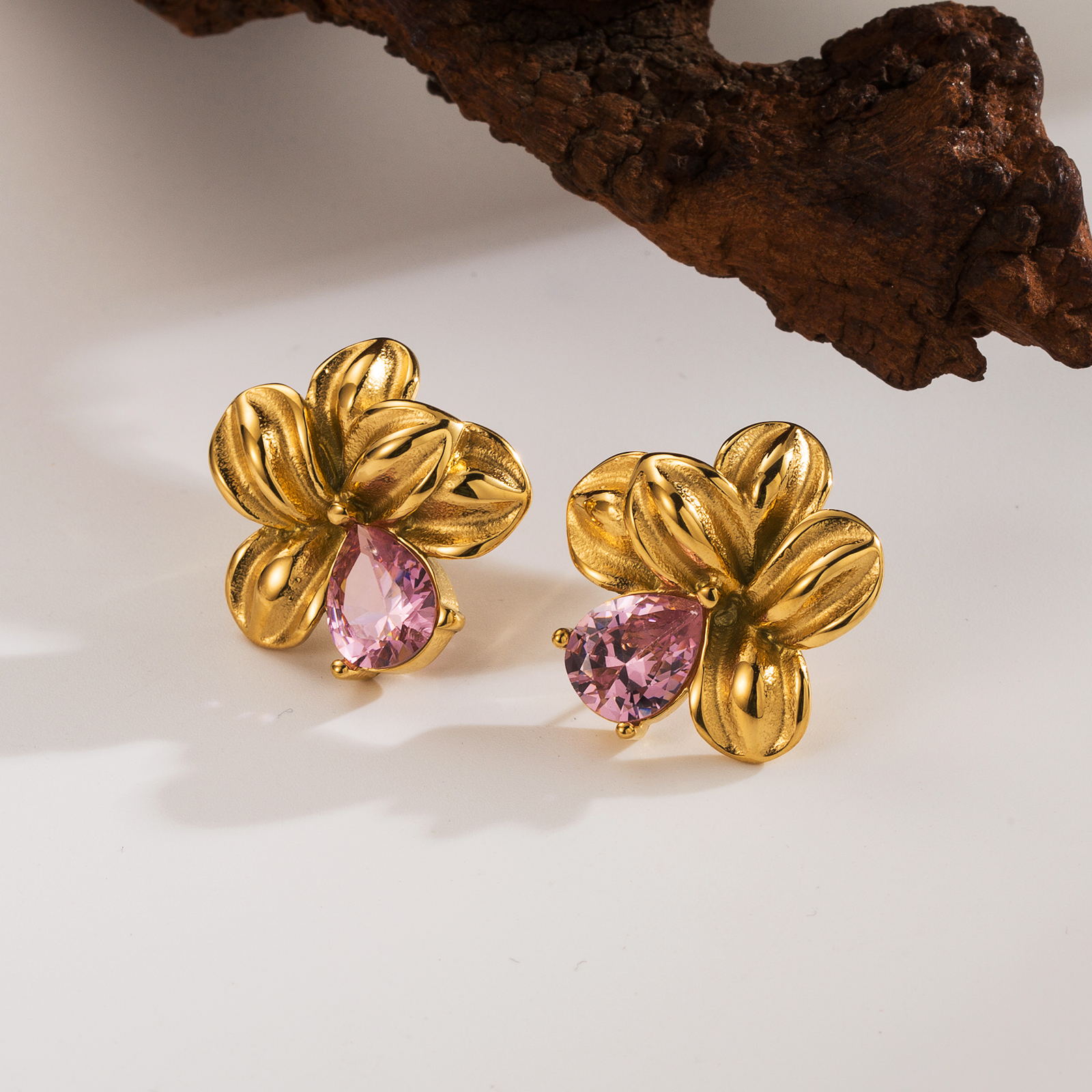 1 Pair Vintage Style Exaggerated Classic Style Flower Petal Plating Inlay 304 Stainless Steel Zircon 18K Gold Plated Ear Studs display picture 3