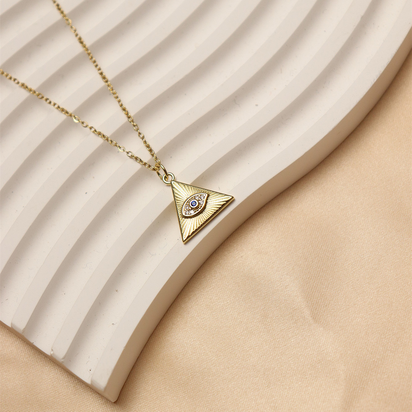 Wholesale IG Style Classic Style Triangle Palm Eye Copper Inlay 18K Gold Plated Natural Stone Zircon Pendant Necklace display picture 15