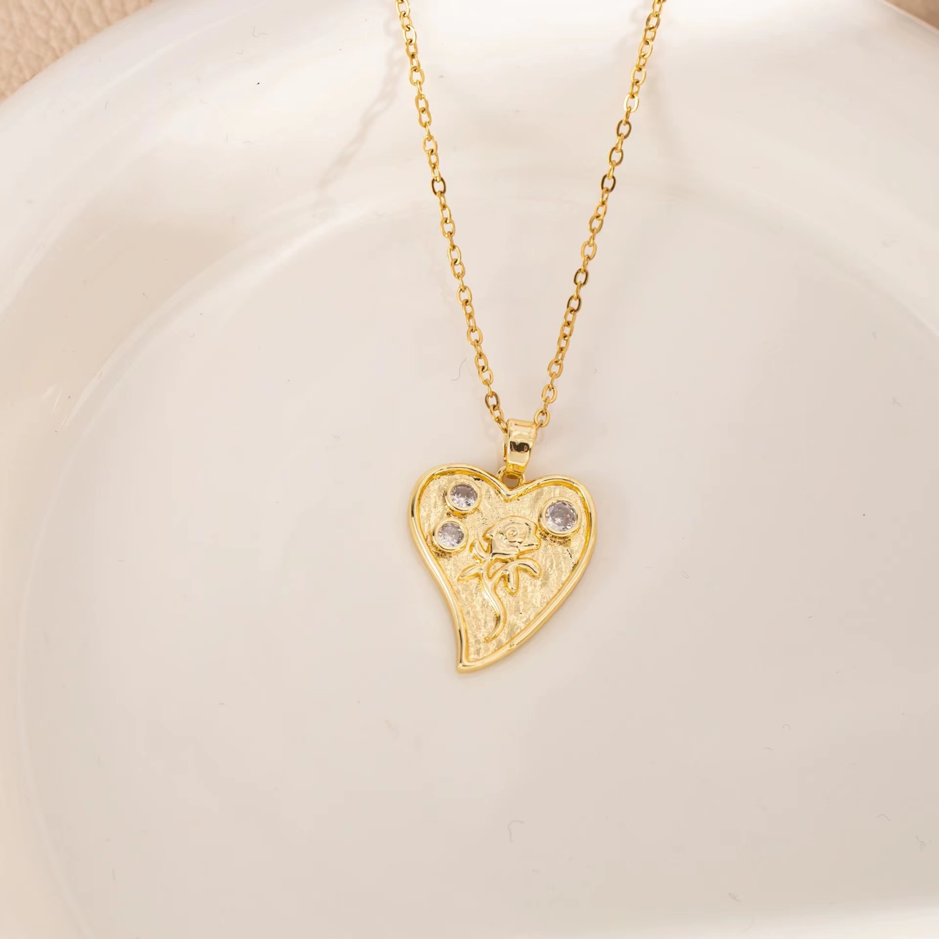Wholesale IG Style Shiny Heart Shape Flower 304 Stainless Steel Copper Inlay K Gold Plated Rhinestones Pendant Necklace display picture 1