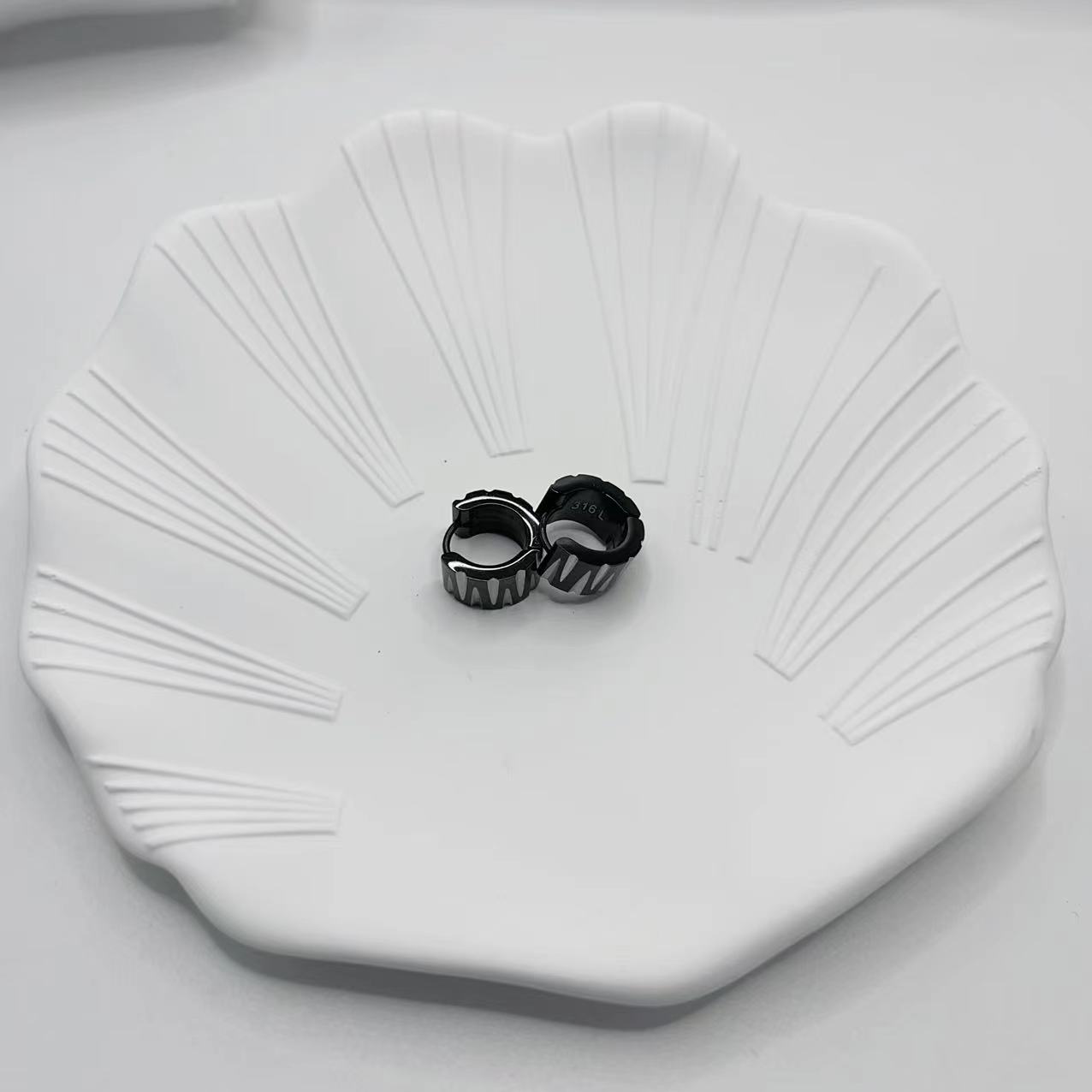 1 Pair Simple Style Classic Style Solid Color 316 Stainless Steel  Black Plated Earrings display picture 1