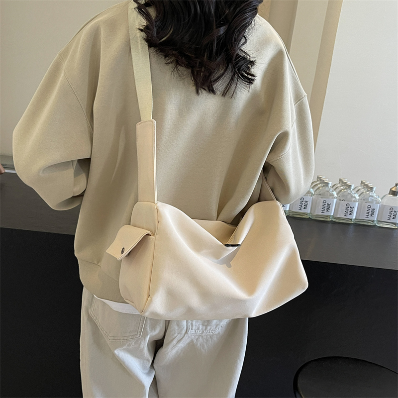 Women's Medium Cloth Solid Color Basic Zipper Crossbody Bag display picture 1